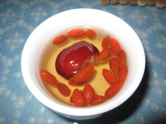 枸杞直接吃好還是泡水喝好?中醫(yī)專家終于給出答案了