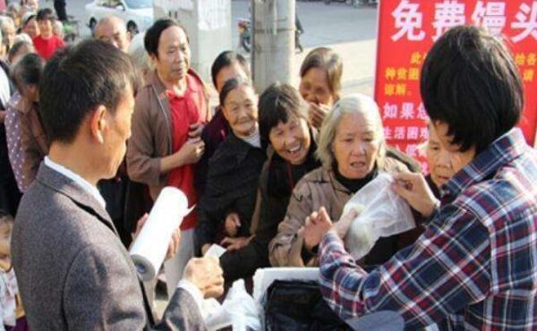 杭州女子愛(ài)心饅頭不再送，只因人們實(shí)在太貪婪！