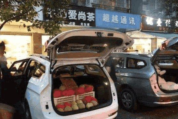 私家車后備廂裝兩箱水果就要被罰款？交警：沒罰錯交規(guī)就是這么定的