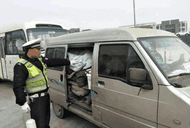 私家車后備廂裝兩箱水果就要被罰款？交警：沒罰錯交規(guī)就是這么定的