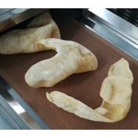 微波豬皮膨化機/食品膨化設(shè)備/廣州微波膨化機